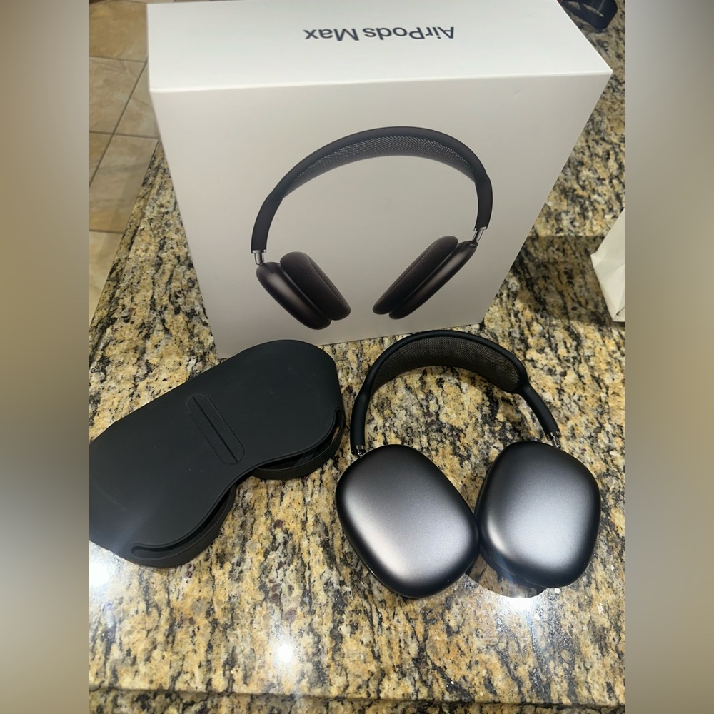 Apple AirPods Max in Grey
